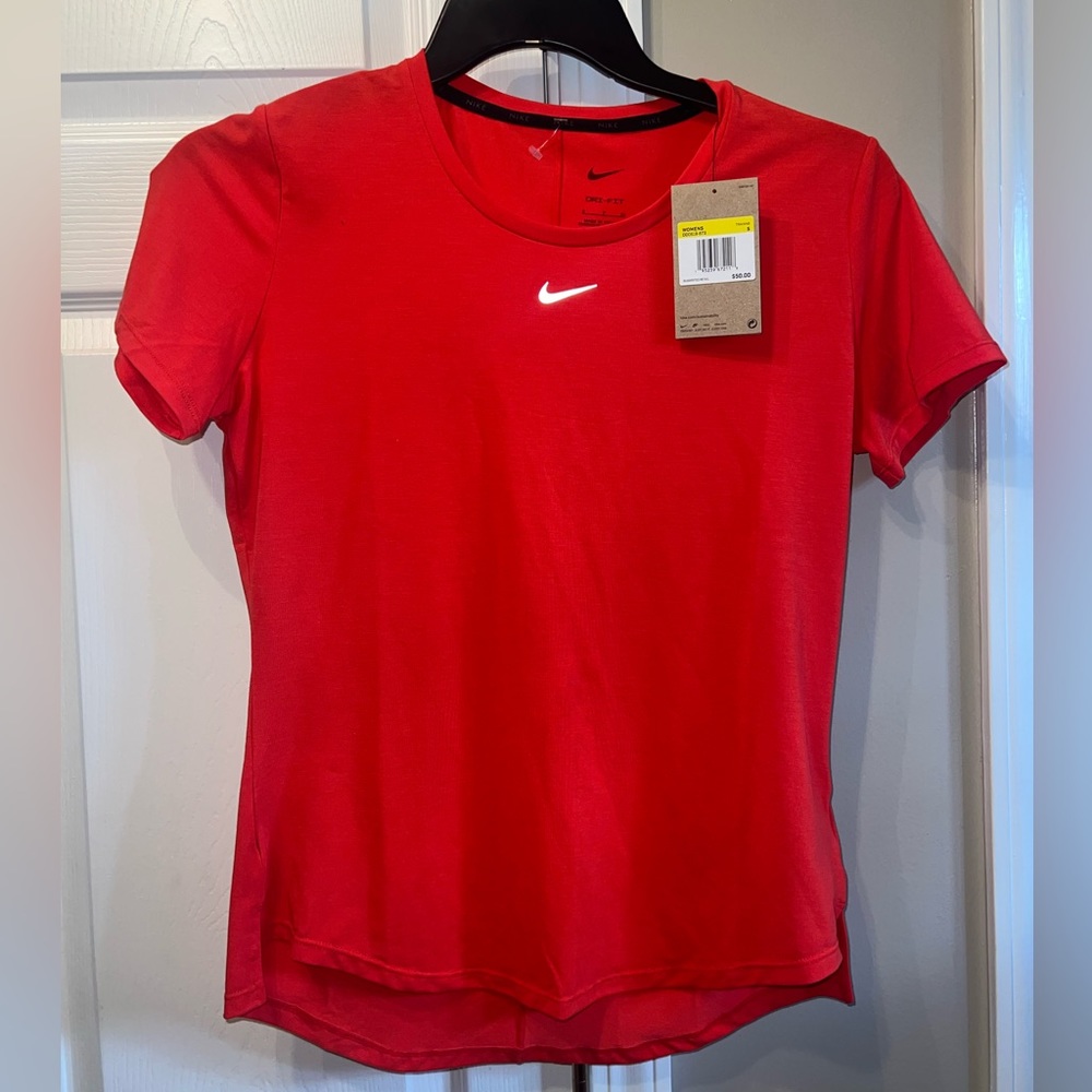 ⭐️NEW WITH TAGS⭐️ Women’s Nike t-shirt size S - Picture 2 of 9